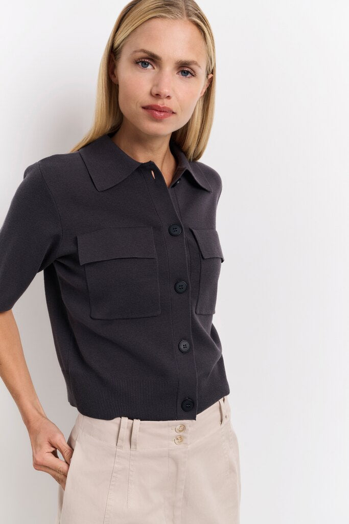Kurzärmeliger Cardigan mit Brusttaschen Phantom