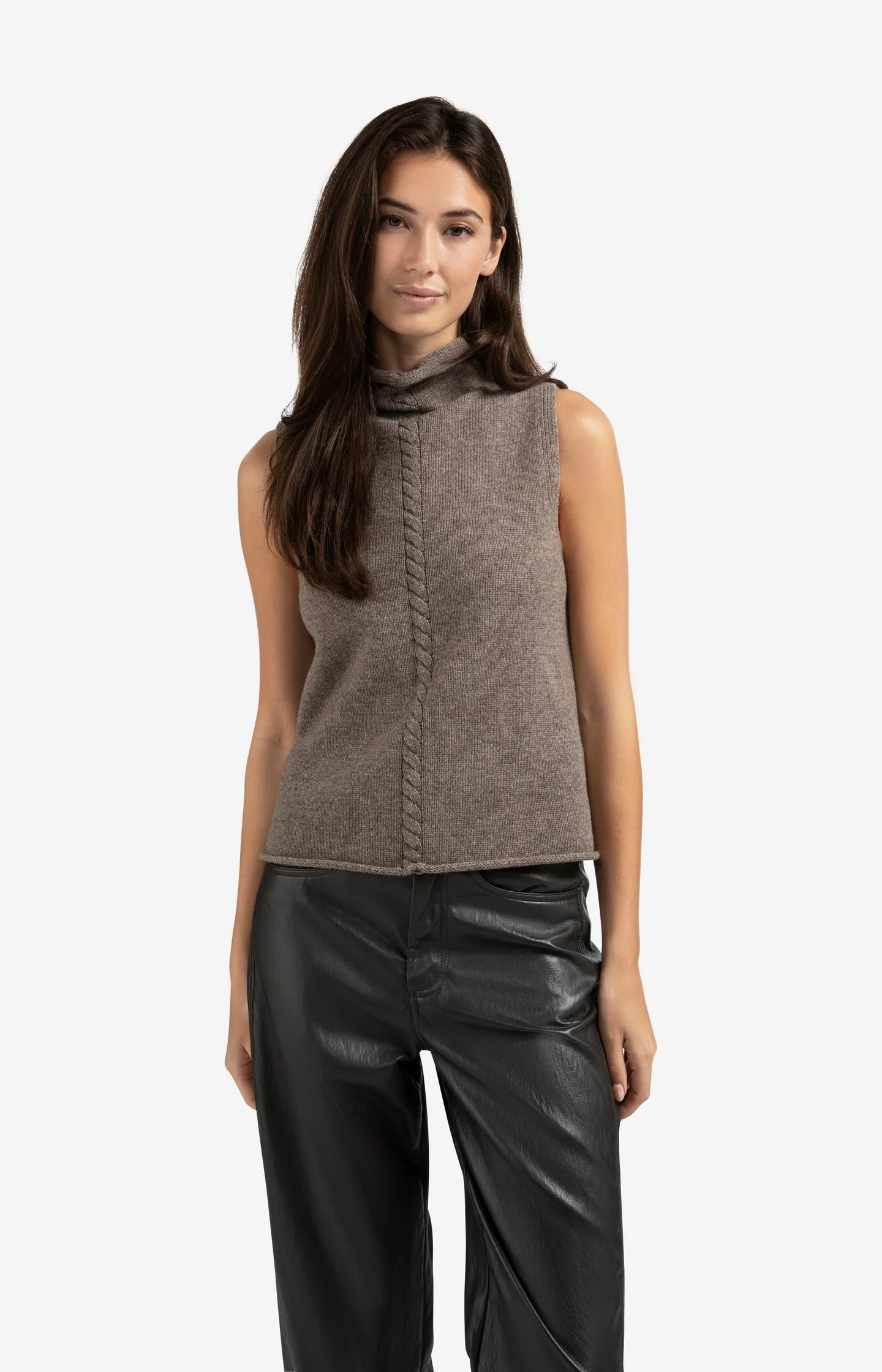 Ärmelloser Pullover mit hohem Kragen und Zopfmusterdetail Brown Melange
