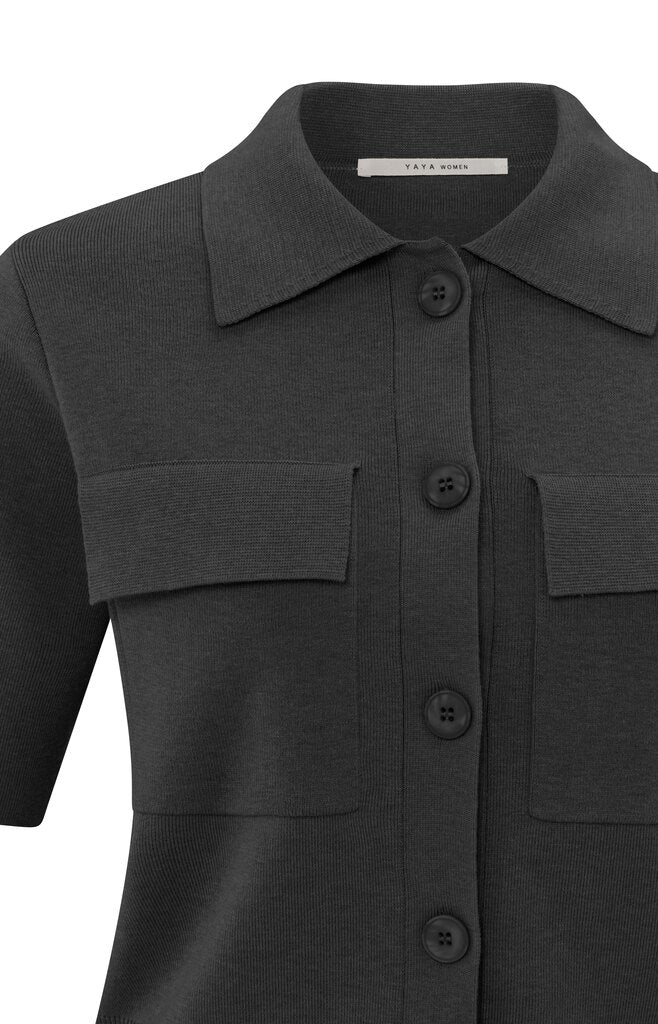 Kurzärmeliger Cardigan mit Brusttaschen Phantom