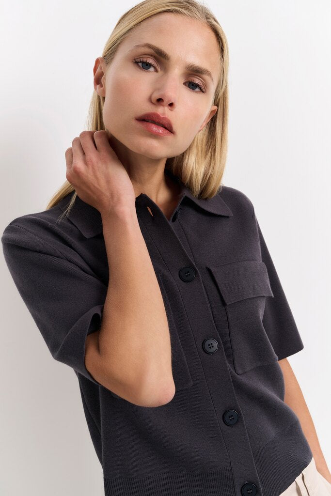 Kurzärmeliger Cardigan mit Brusttaschen Phantom