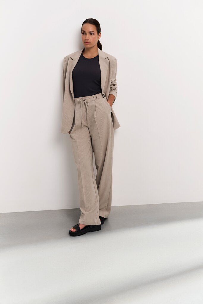 Oversize-Nadelstreifenblazemit Bindegürtel Humus Beige