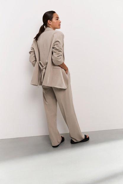 Oversize-Nadelstreifenblazemit Bindegürtel Humus Beige